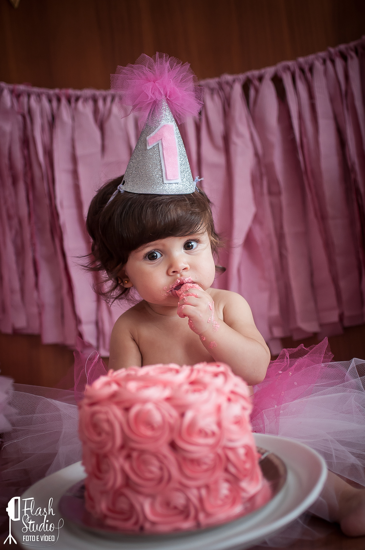 bebe comendo bolo em smash the cake, em estudio no rio de janeiro