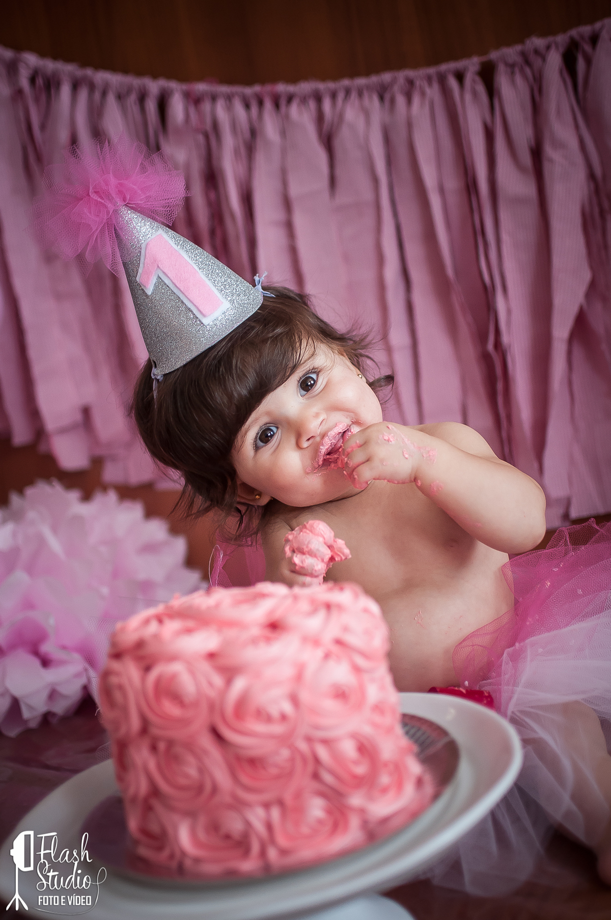 bebe comendo bolo e sorrindo em smash the cake, em estudio no rio de janeiro