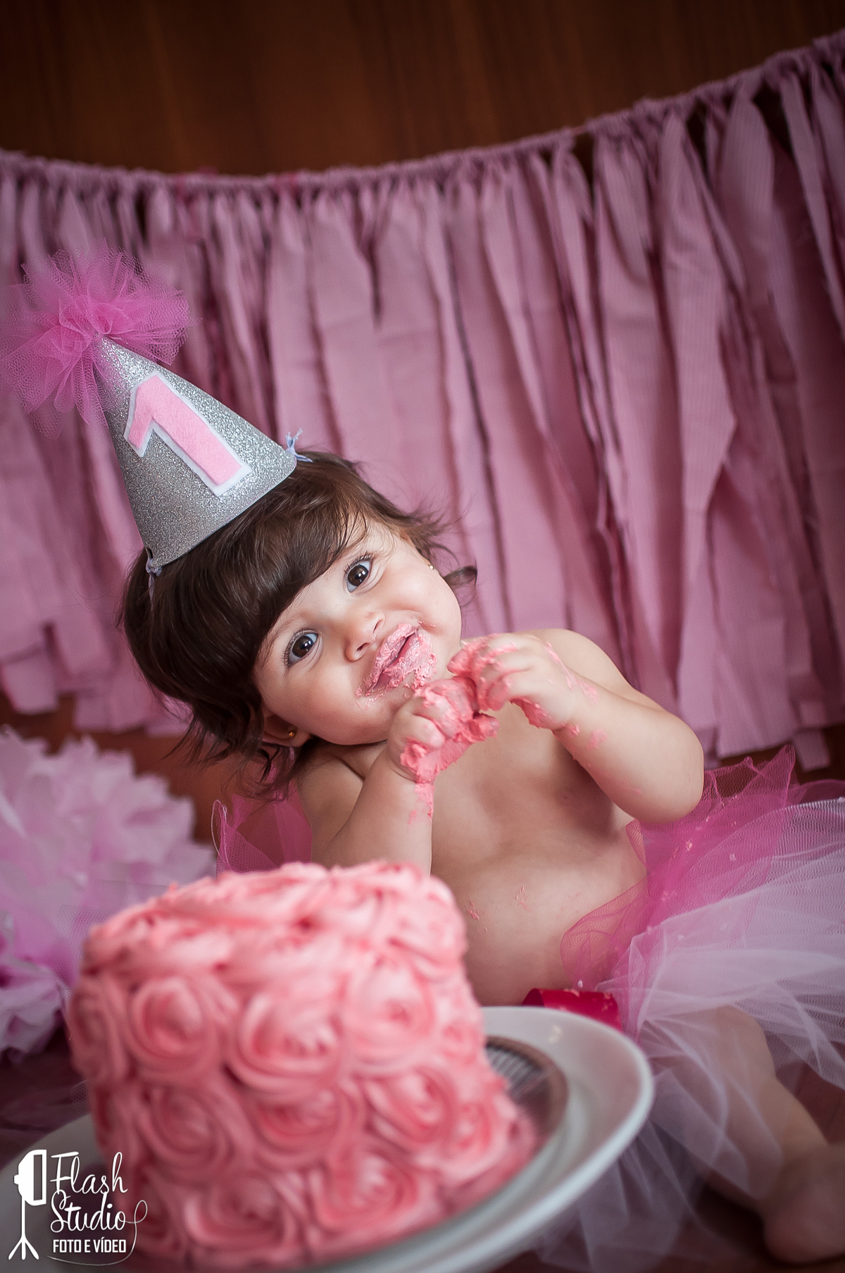 bebe sorrindo com bolo em smash the cake, em estudio no rio de janeiro