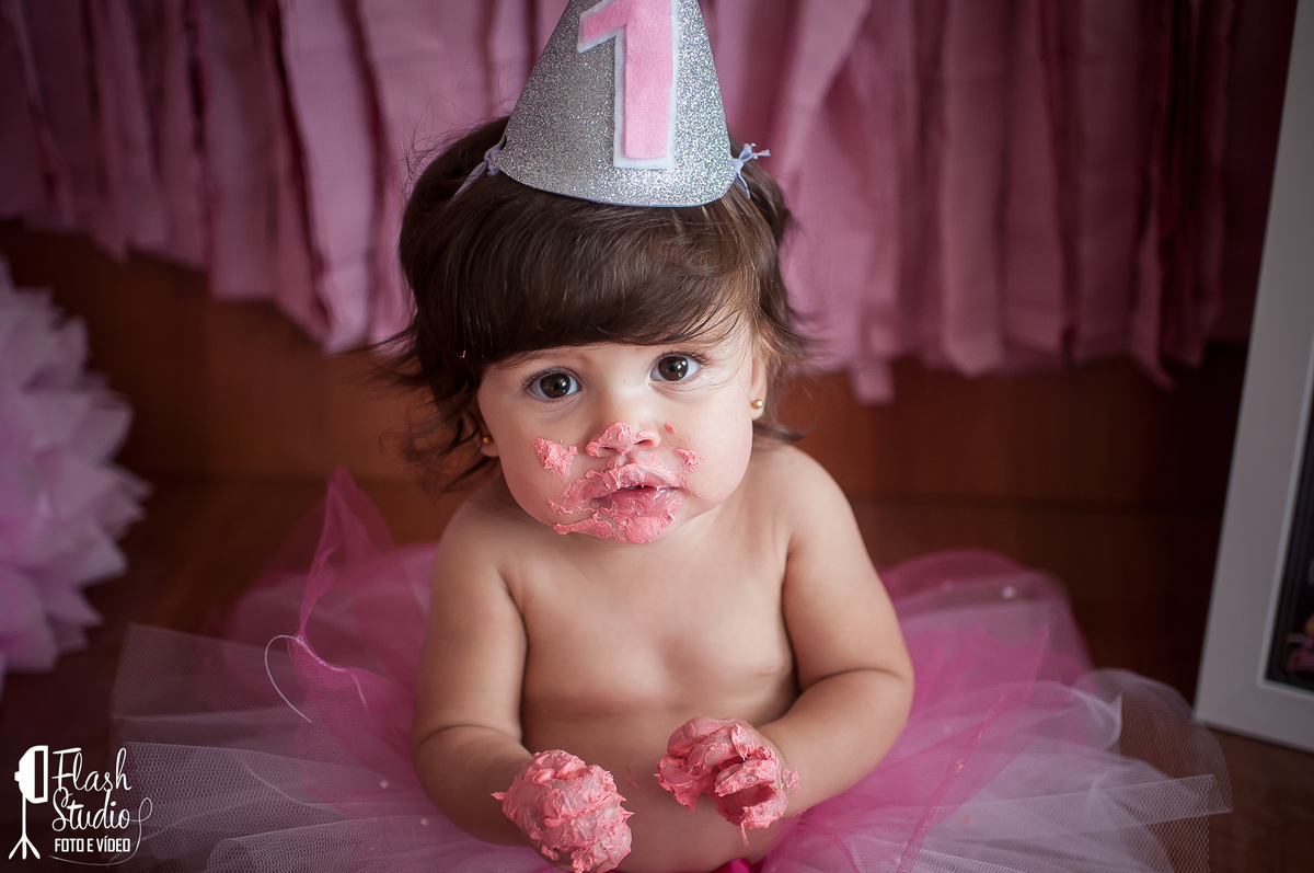 bebe toda suja de bolo em smash the cake, em estudio no rio de janeiro