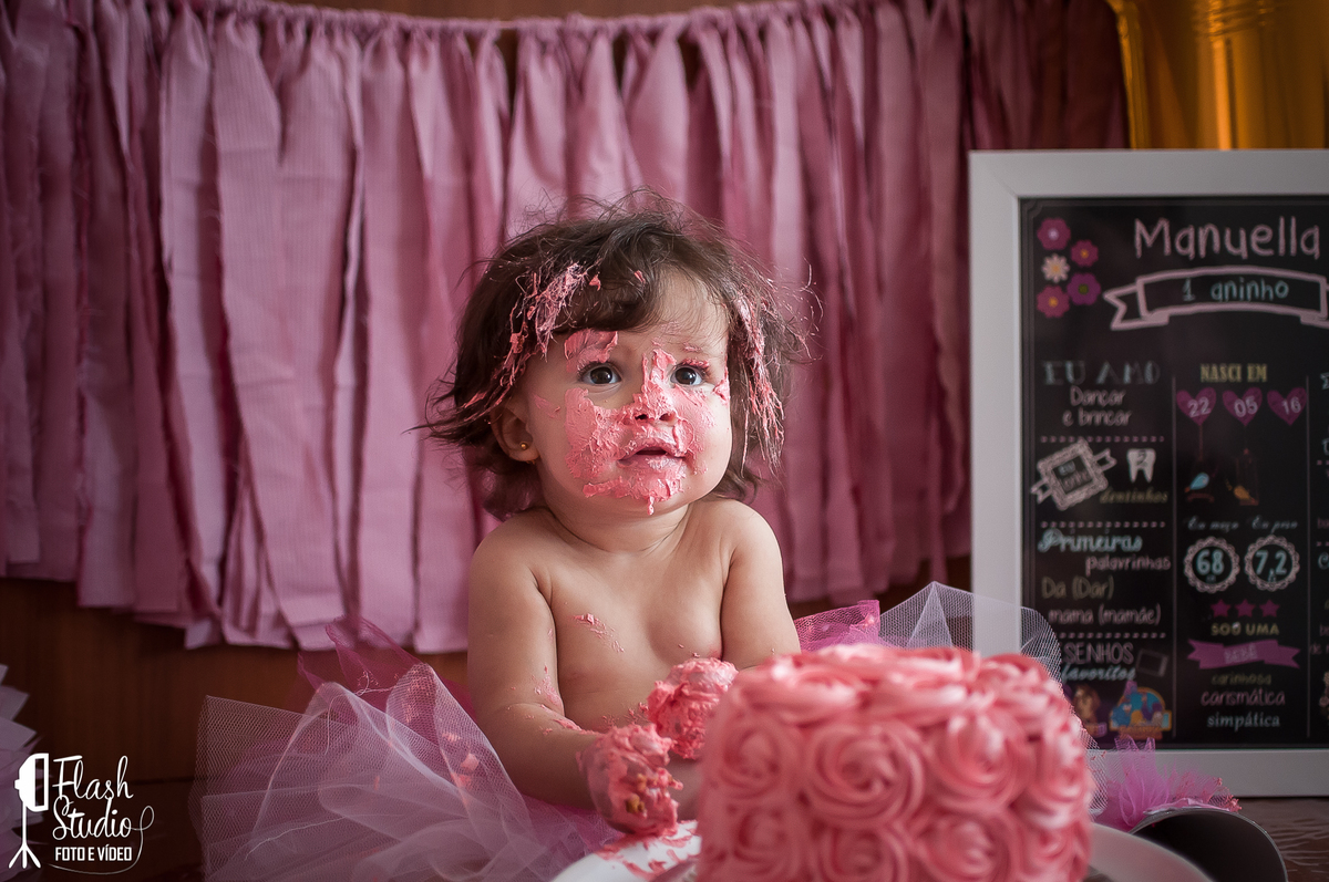 bebe totalmente suja de bolo em smash the cake, em estudio no rio de janeiro