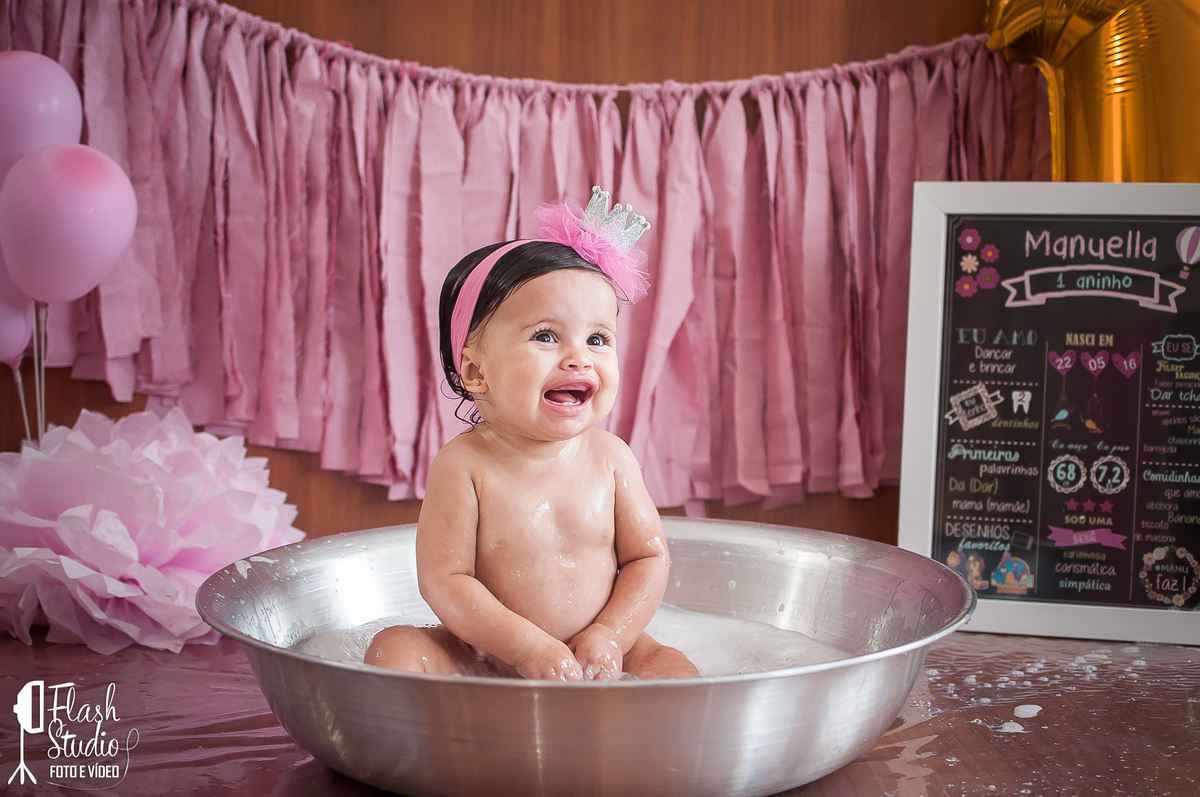 Hora do banho, bebe sorrindo em smash the cake, em estudio no rio de janeiro