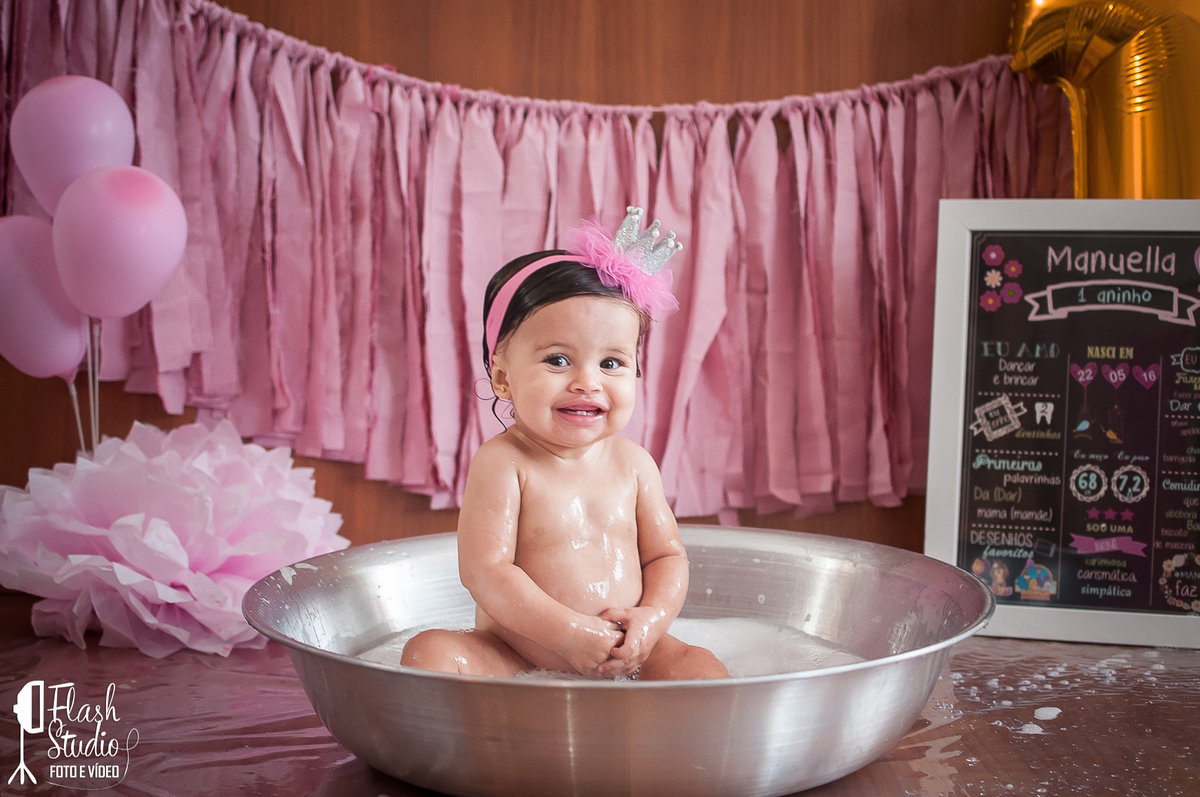 bebe brincando na Hora do banho em smash the cake, em estudio no rio de janeiro