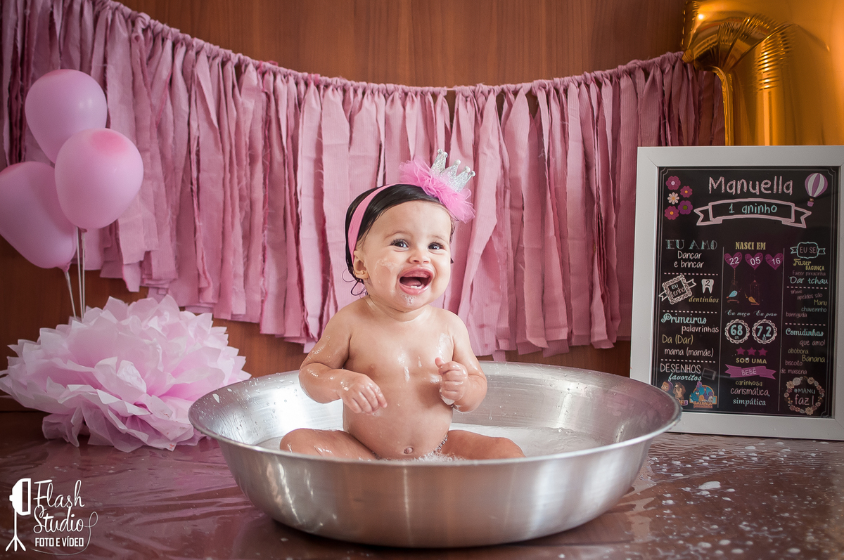 bebe gargalhando na Hora do banho em smash the cake, em estudio no rio de janeiro
