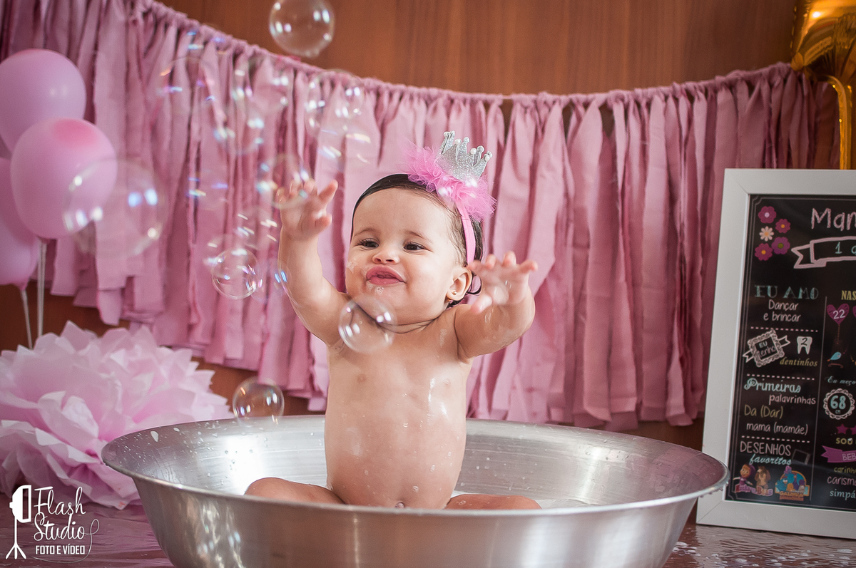 bebe brincando com bolhas  na Hora do banho em smash the cake, em estudio no rio de janeiro