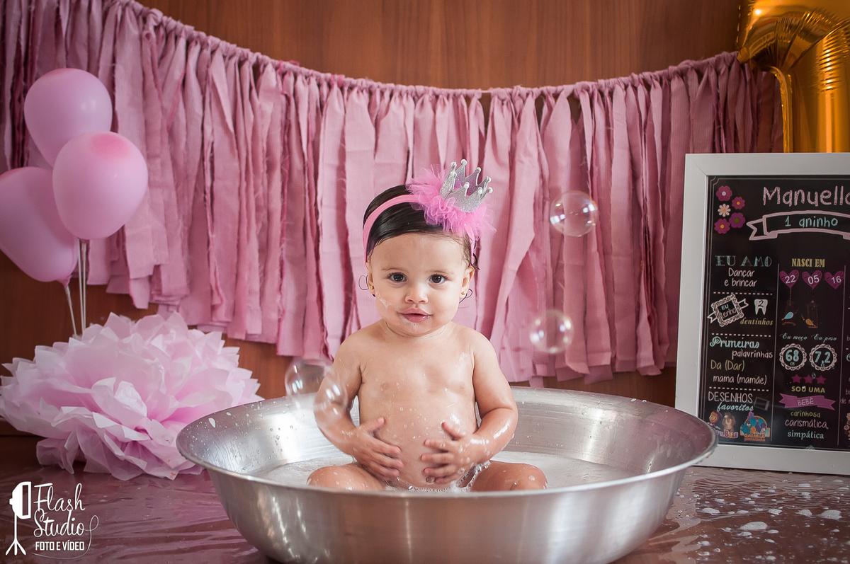 bebe tomando banho na Hora do banho em smash the cake, em estudio no rio de janeiro
