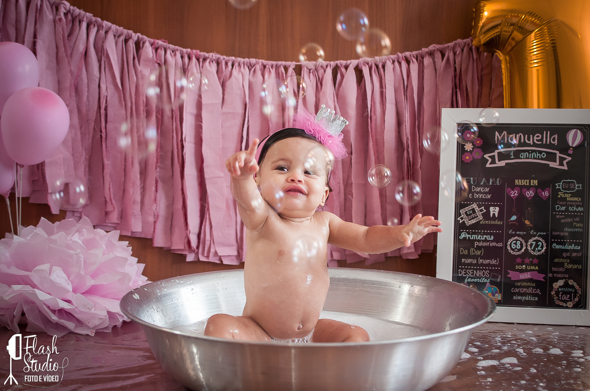 bebe brincando com bolhas de sabão na Hora do banho em smash the cake, em estudio no rio de janeiro