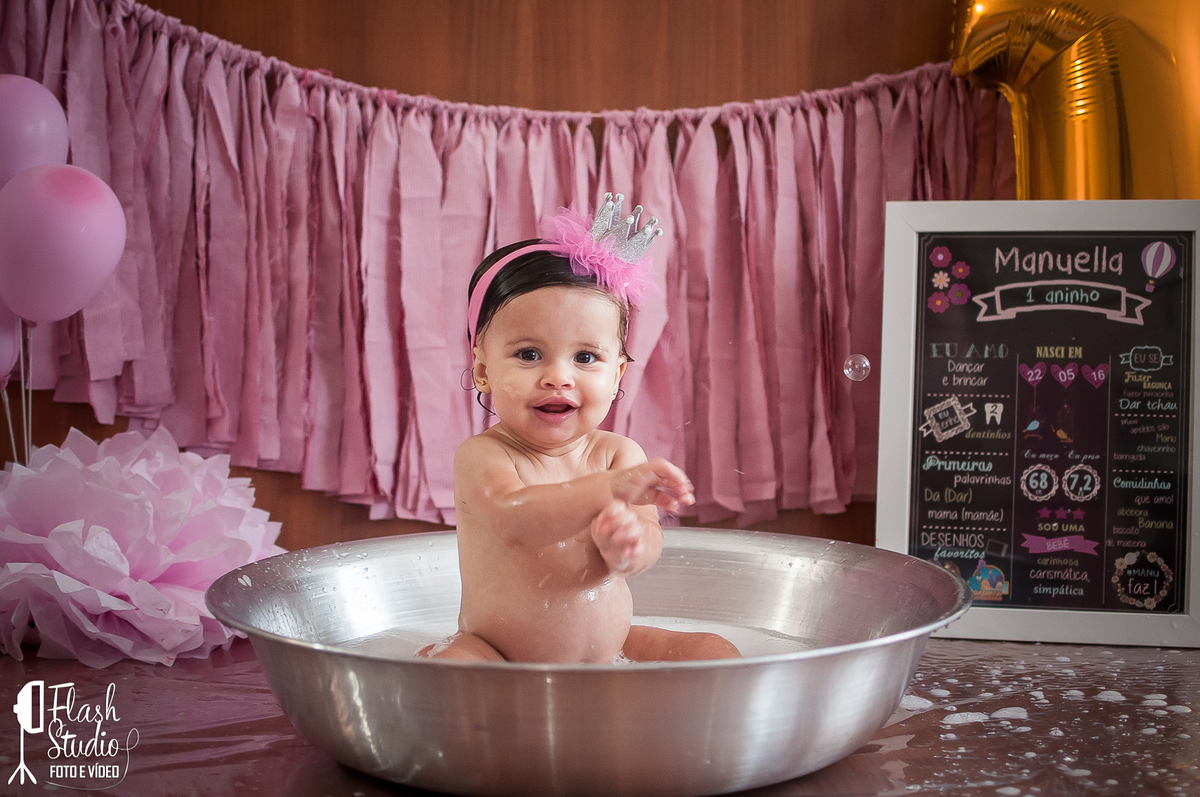 bebe brincando muito na Hora do banho em smash the cake, em estudio no rio de janeiro