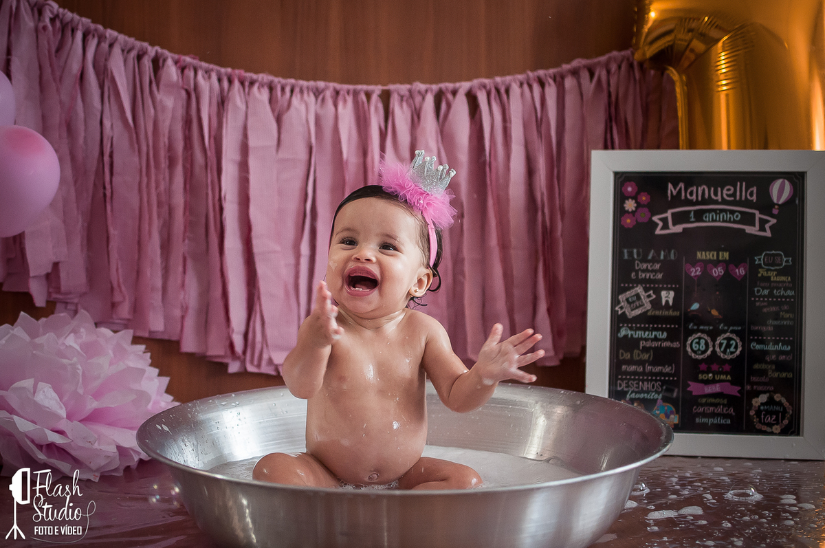 bebe brincando e sorrindo na Hora do banho em smash the cake, em estudio no rio de janeiro