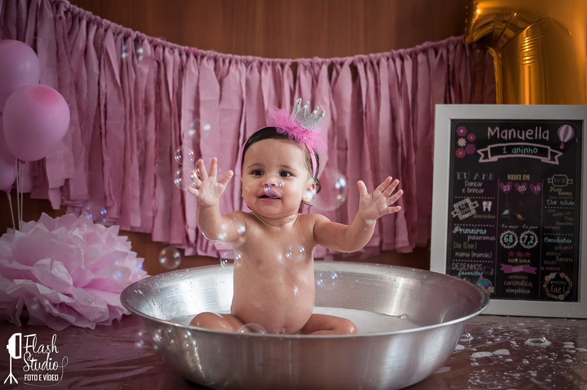 bebe tentando pegar bolhas de sabão na Hora do banho em smash the cake, em estudio no rio de janeiro