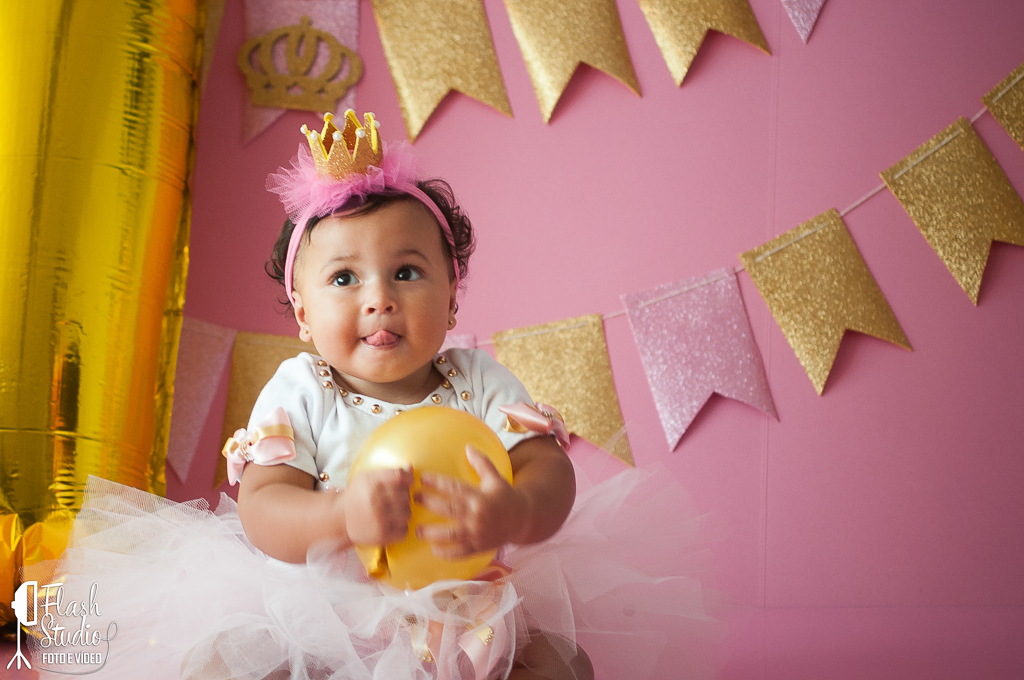 bebe com a lingua de fora em smash the cake no rio de janeiro - bangu