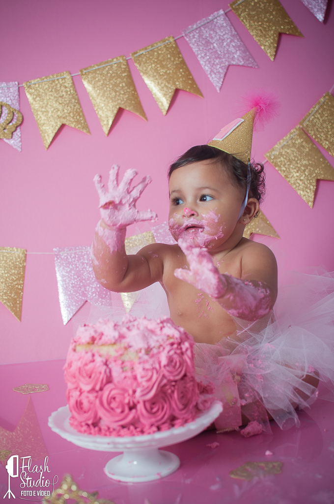 bebe se diverte com bolo em smash the cake no rio de janeiro - bangu