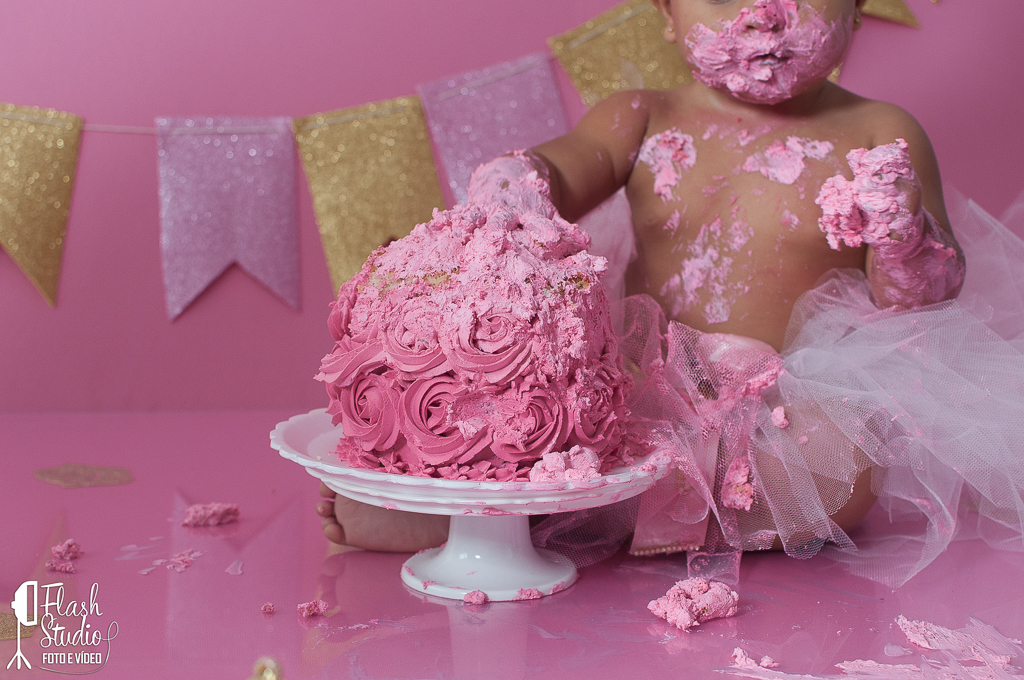 bebe jura de bolo bolo em smash the cake no rio de janeiro - bangu