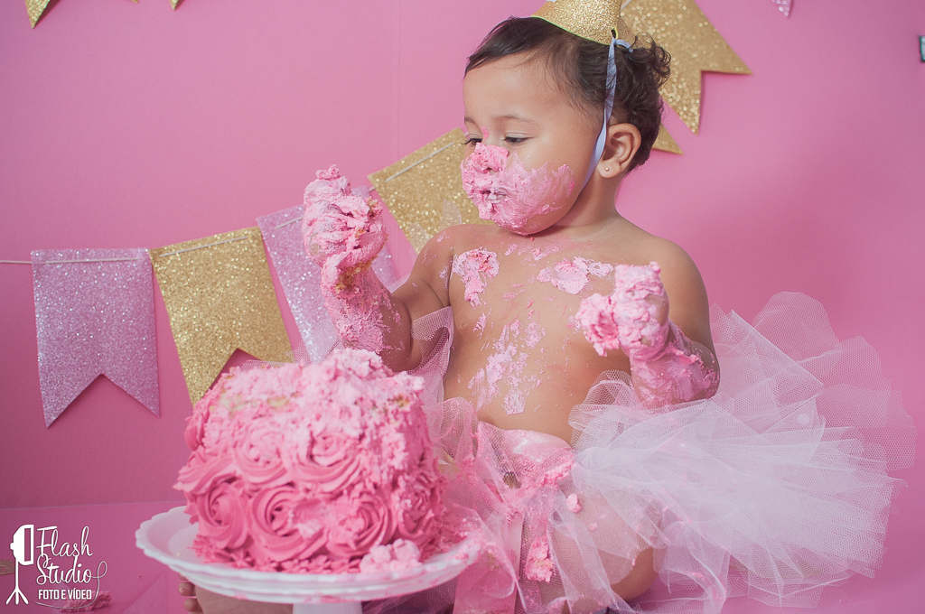 bebe brinca muito com bolo em smash the cake no rio de janeiro - bangu