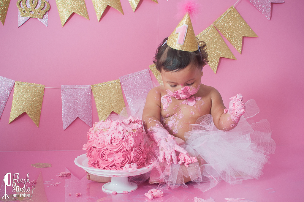 bebe brinca e se diverte com bolo em smash the cake no rio de janeiro - bangu