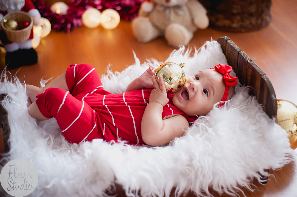 bebe linda com bolinha de natal, em book de natal em bangu no rio de janeiro
