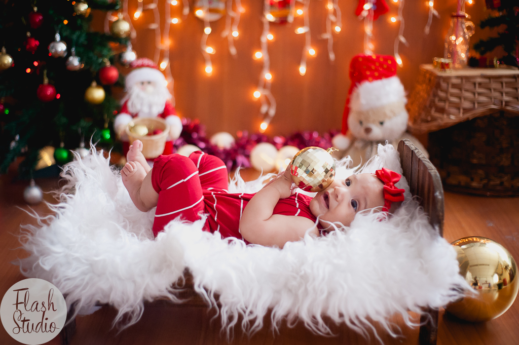 bebe linda deitada com bolinha de natal, em book de natal em bangu no rio de janeiro