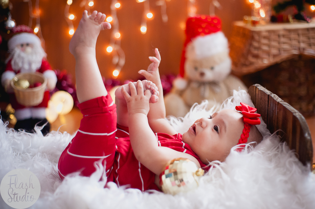 bebe com os pés pro alto, em book de natal em bangu no rio de janeiro