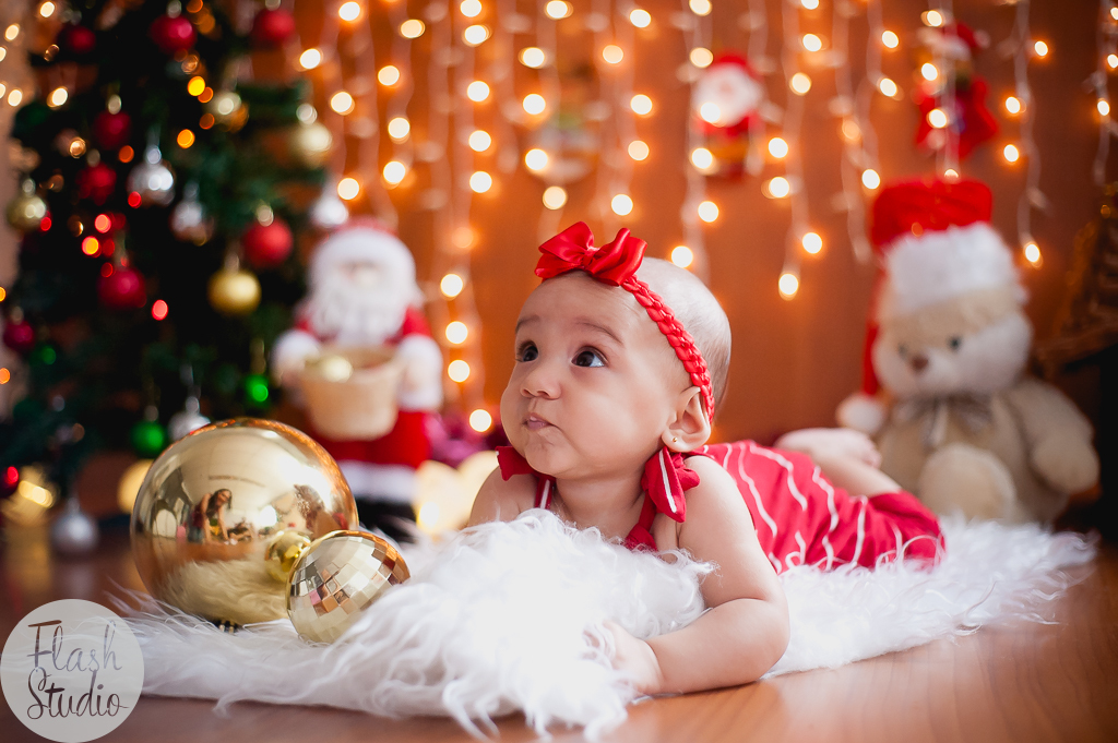 bebe deitada com fundos de luzes, em book de natal em bangu no rio de janeiro