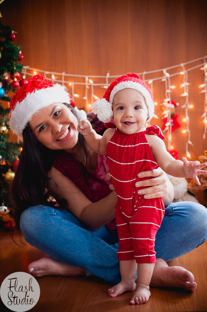 filha sorrindo muito, em book de natal em bangu no rio de janeiro