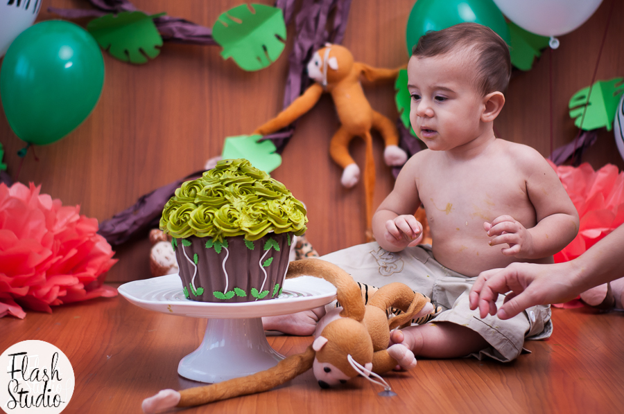 bebe olhando para o bolo em ensaio smash the cake em estudio em bangu, no rio de Janeiro