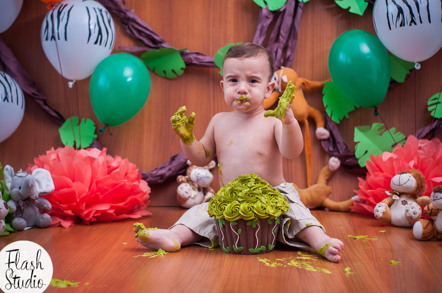 bebe brincando com bolo em ensaio smash the cake em estudio em bangu, no rio de Janeiro