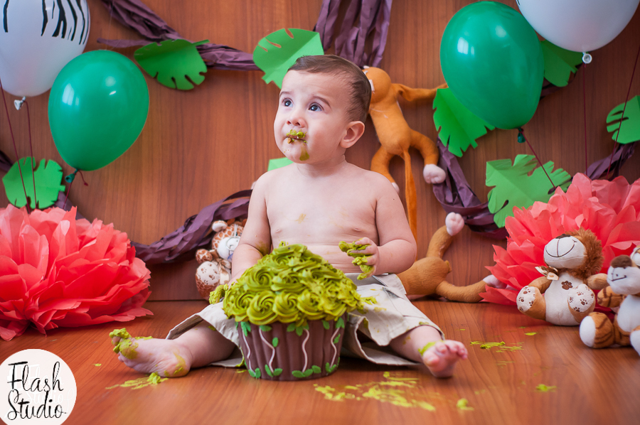 bebe com bolo em ensaio smash the cake em estudio em bangu, no rio de Janeiro