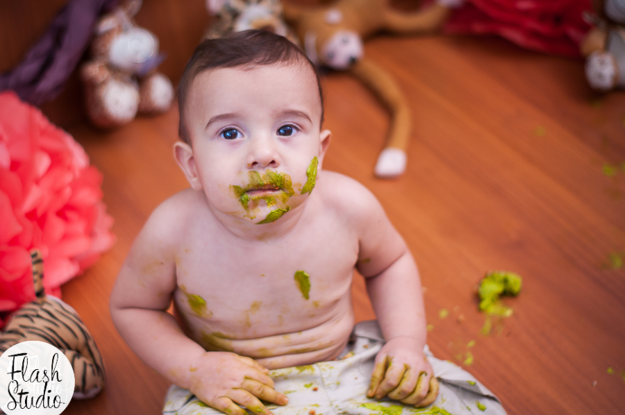 bebe olhando em ensaio smash the cake em estudio em bangu, no rio de Janeiro