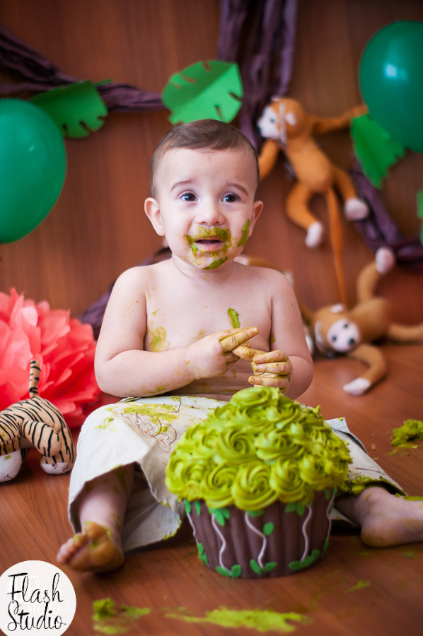 bebe mexendo no bolo em ensaio smash the cake em estudio em bangu, no rio de Janeiro