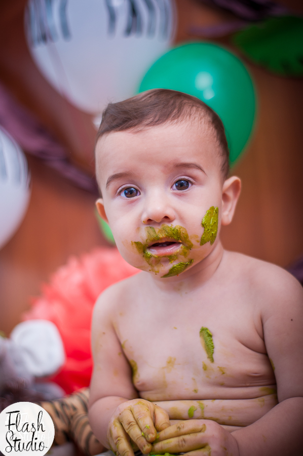 bebe sujo com bolo em ensaio smash the cake em estudio em bangu, no rio de Janeiro