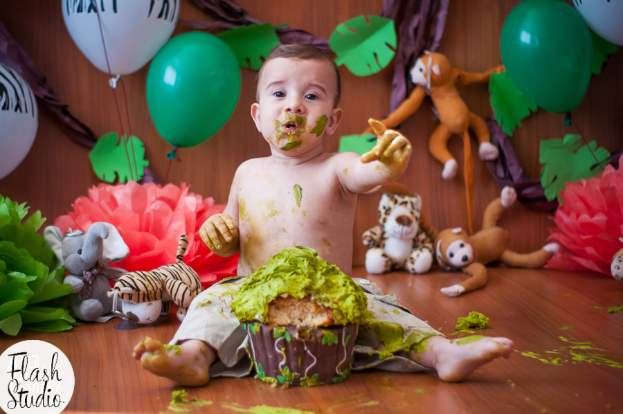 bebe bagunçando com bolo em ensaio smash the cake em estudio em bangu, no rio de Janeiro