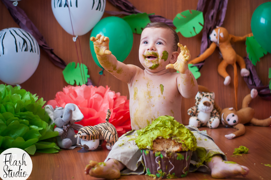 bebe sorrindo em ensaio smash the cake em estudio em bangu, no rio de Janeiro