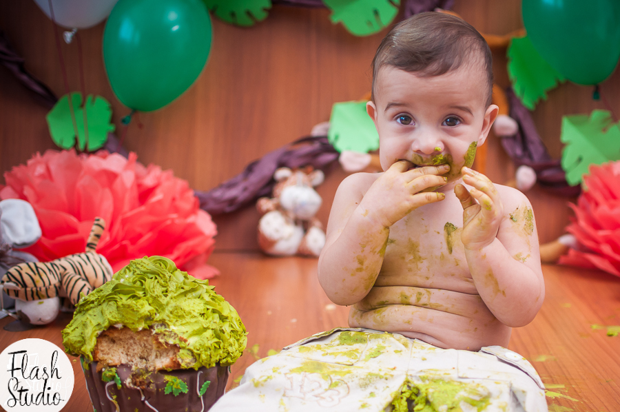 bebe todo sujo em ensaio smash the cake no tema safari em estudio em bangu, no rio de Janeiro