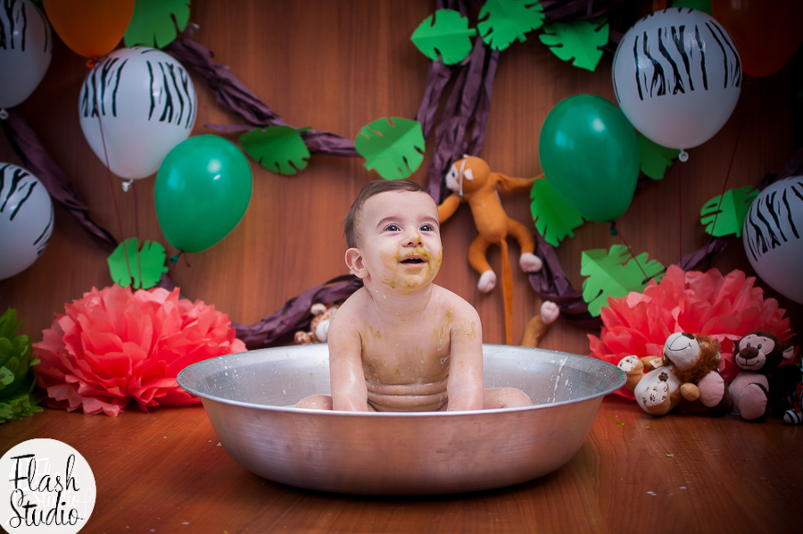 bebe na bacia Hora do banho em ensaio smash the cake em estudio em bangu, no rio de Janeiro