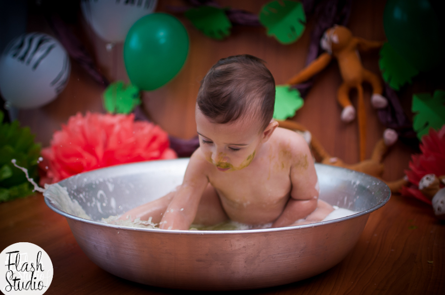 bebe fazendo bagunça na bacia Hora do banho em ensaio smash the cake em estudio em bangu, no rio de Janeiro