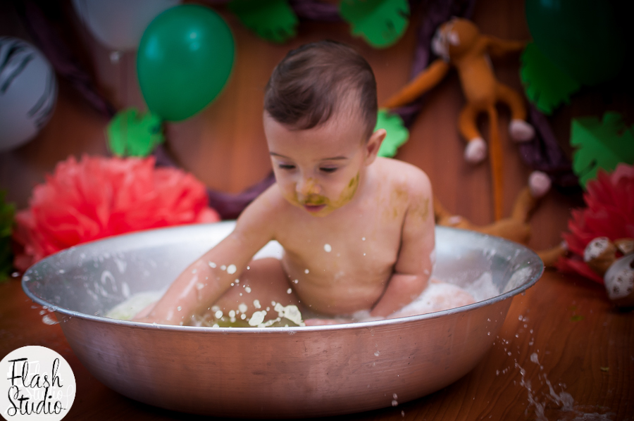 bebe brincando com agua na Hora do banho em ensaio smash the cake em estudio em bangu, no rio de Janeiro