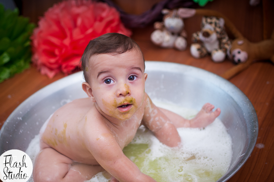 bebe lindo fazendo bagunça na bacia Hora do banho em ensaio smash the cake em estudio em bangu, no rio de Janeiro