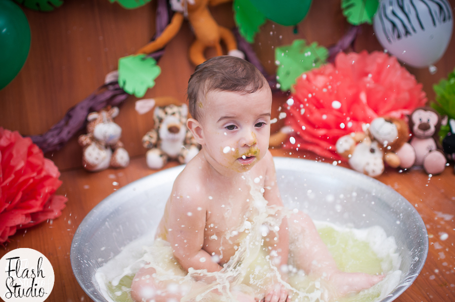 agua pra todo lado, bebe faz bagunça na bacia Hora do banho em ensaio smash the cake em estudio em bangu, no rio de Janeiro