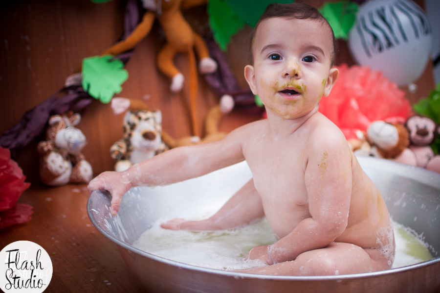 bebe fazendo muita bagunça na bacia Hora do banho em ensaio smash the cake em estudio em bangu, no rio de Janeiro