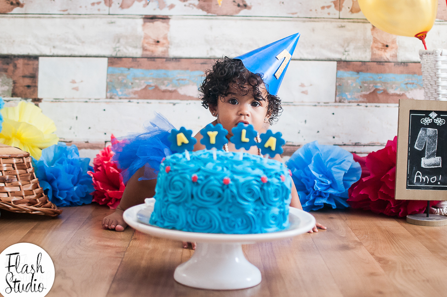 bebe com bolo em smash the cake da galinha pintadinha em estudio no rio de janeiro em bangu