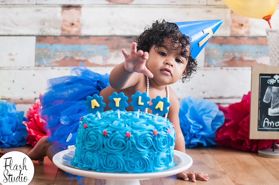 bebe querendo pegar o bolo em smash the cake da galinha pintadinha em estudio no rio de janeiro em bangu