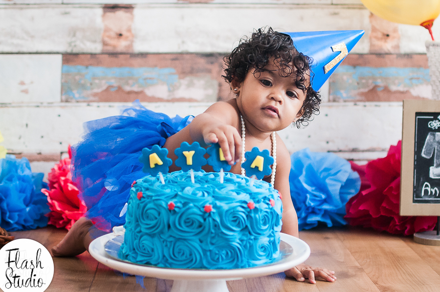 bebe com bolo em smash the cake da galinha pintadinha em estudio no rio de janeiro em bangu