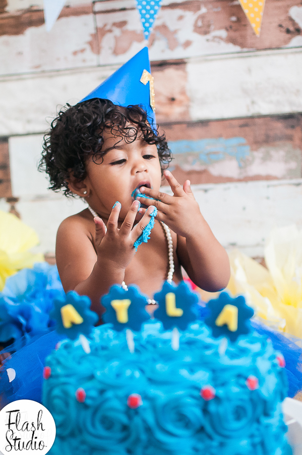bebe comento bolo em smash the cake da galinha pintadinha em estudio no rio de janeiro em bangu