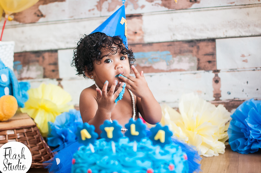 bebe com bolo em smash the cake da galinha pintadinha em estudio no rio de janeiro em bangu muito linda