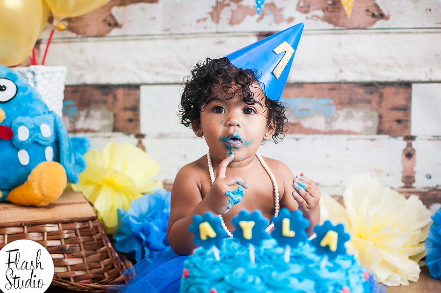 bebe suja de bolo em smash the cake da galinha pintadinha em estudio no rio de janeiro em bangu