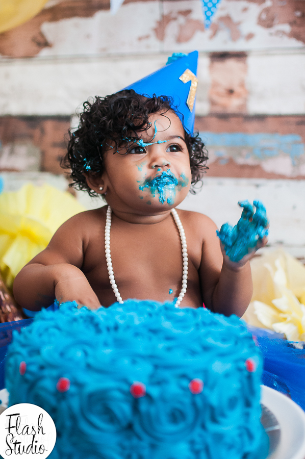 ayla brinca em smash the cake da galinha pintadinha em estudio no rio de janeiro em bangu
