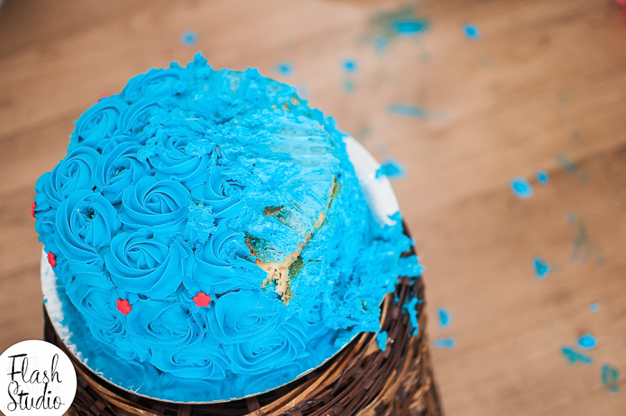 bolo destruido em smash the cake da galinha pintadinha em estudio no rio de janeiro em bangu