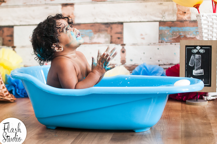 bebe brinca em hora do banho em smash the cake da galinha pintadinha em estudio no rio de janeiro em bangu