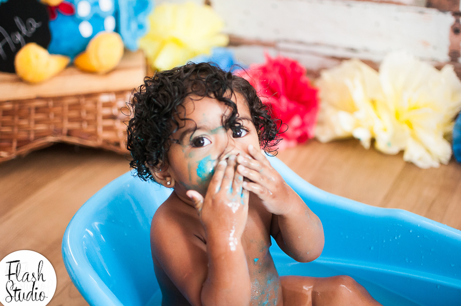 bebe toma banho em hora do banho em smash the cake da galinha pintadinha em estudio no rio de janeiro em bangu