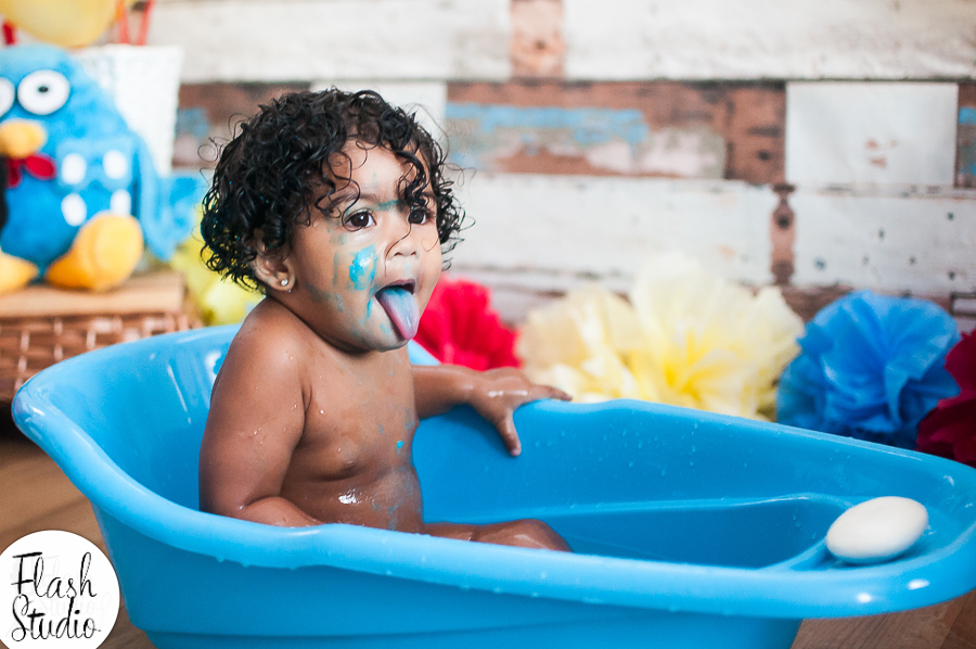 bebe com a lingua de fora em hora do banho em smash the cake da galinha pintadinha em estudio no rio de janeiro em bangu